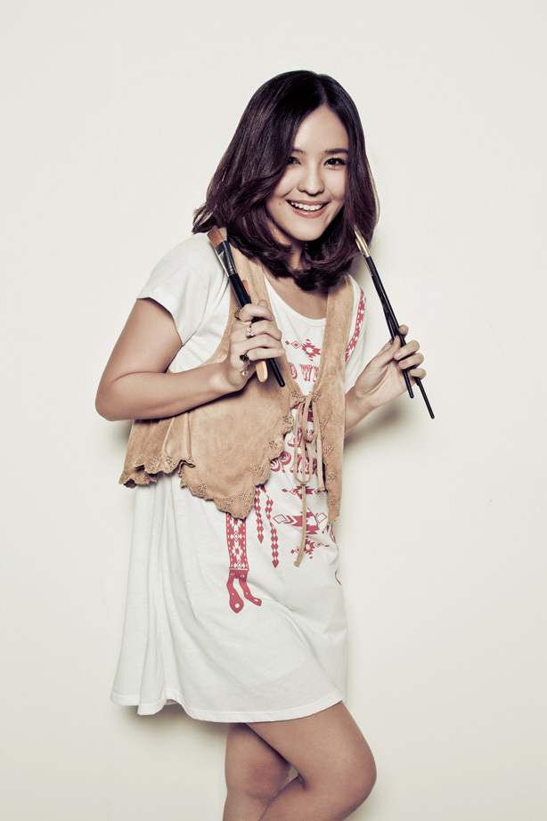  李缇娜是1988年出生在泰国，是泰国人气女演员和主持人，参演了大量的mv拍摄，长相甜蜜动人更是让许多男生们喜欢。