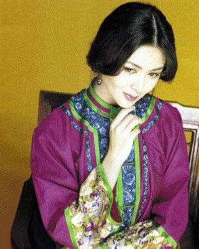 NO3关之琳 关之琳出生于1962年，她的美貌可是大家有目共睹的，天王刘德华都曾说过关之琳是他见过最美丽的女艺人，足以看出她的魅力了。