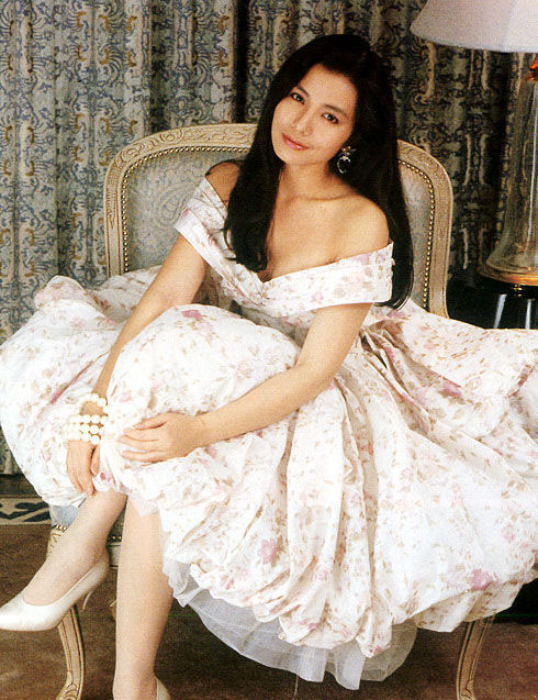NO4钟楚红 钟楚红出生于1960年，优雅美丽的她曾经参选香港小姐，并在之后多个电影中释放自己的魅力与光芒，作为四大影坛美女之一的她更是当之无愧的。