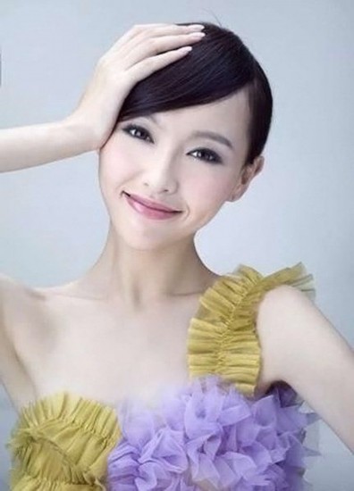  唐嫣出生于1983年12月6日，作为新一代的偶像剧女主角，唐嫣清纯可爱的形象十分的招人喜欢，人气也是很高的，另外，她和杨幂私下也是很要好的朋友。 
