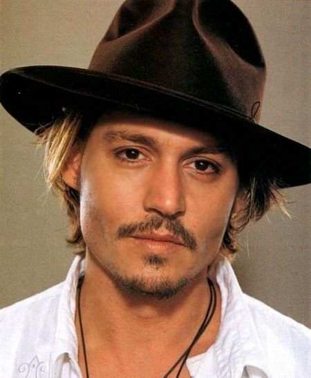  NO1 Johnny Depp 已经47岁的Johnny Depp可以说是越老越有魅力，他可以让他所演的每一部电影都增色不少，他的代表作很多，有《剪刀手爱德华》以及《加勒比海盗.》系列还有《查理的巧克力工厂》等。