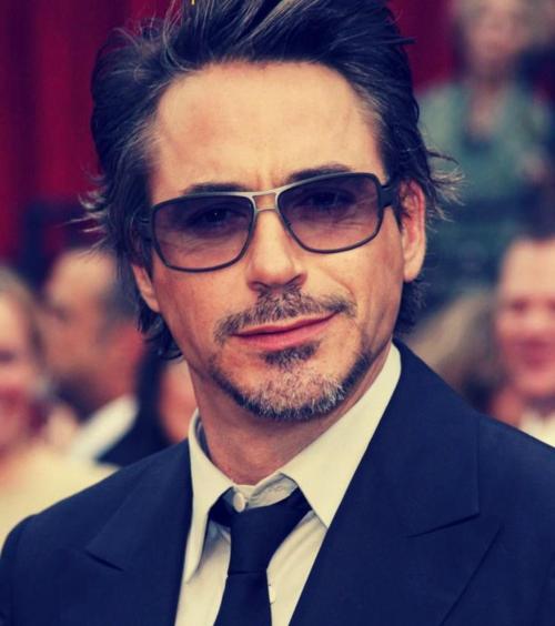  NO2 Robert Downey Jr Robert Downey Jr是好莱坞的万人迷，出演了《大侦探摩尔摩斯1,2》。 