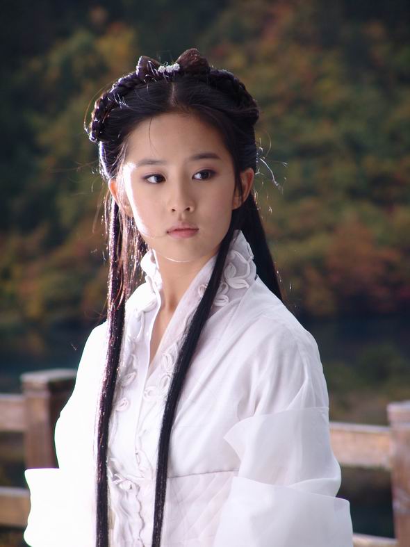 NO1 刘亦菲 从神仙姐姐到小龙女不得不说，刘亦菲似乎看上去更像是古代美女，她每一个古代扮相都十分令人惊艳，当之无愧的第一名。