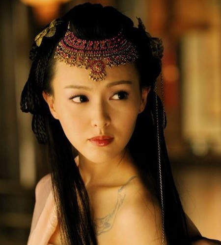  NO5唐嫣 唐嫣在《仙剑奇侠传》里面的装扮看上去与她十分合适，活泼灵动的美丽，让观众看过之后都深深的喜欢上这个单纯的女孩子。