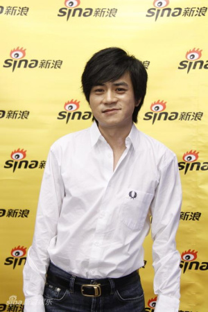  有消息称，杨树鹏前妻王一梅因老公与张歆艺暧昧，一气之下将自己的投资撤了出来，并与其分手。