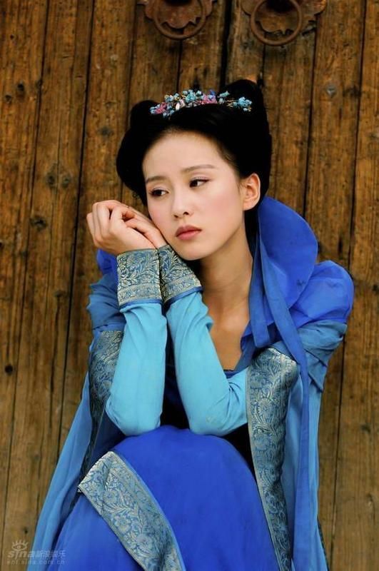  刘诗诗出生于1987年3月10日，她的原名叫刘诗施，刘诗诗是北京人，她曾毕业于毕业于北京舞蹈学院芭蕾舞专业2006届本科班。 