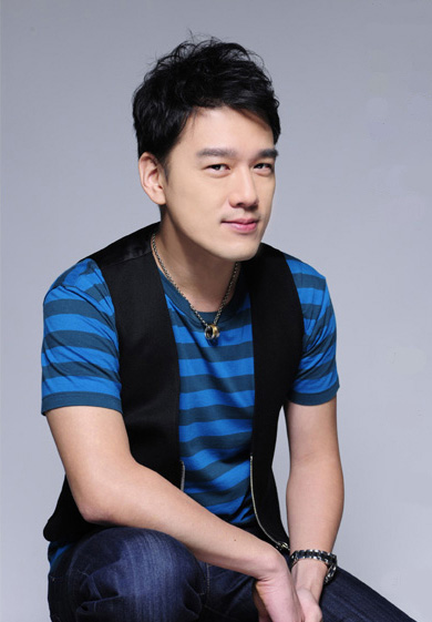  王耀庆不仅仅是拍摄电视剧电影，他还涉及舞台剧的演出，其中就有2011年的《红娘的异想世界之在西厢》，还有电影的配音，以及参与不少广告的拍摄。