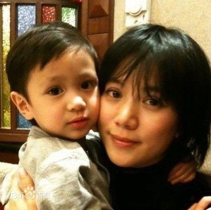 张慕童出生于2006年11月12日，曾经就读在多多国际儿童幼稚园，张慕童也被成为魔童，长相可爱帅气的他是个标准的“星二代”呢。