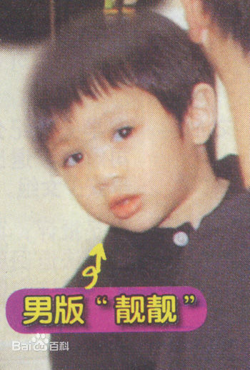 张慕童作为明星的孩子，当然也是媒体关注的焦点。但是他与其他明星子女并不太一样，他并没有完全曝光在大众之下，父母一直把张慕童保护的很好。 