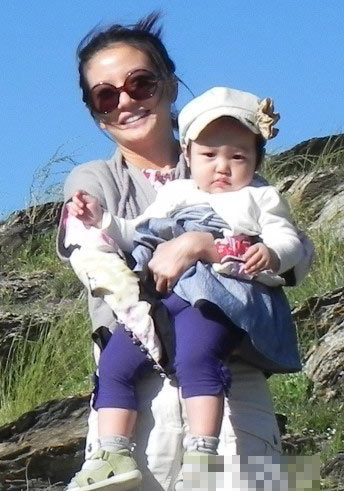 赵薇也不时的晒出一家三口度假的合照，看得出来赵薇的老公黄有龙确实很宠爱自己的女儿小四月呢。