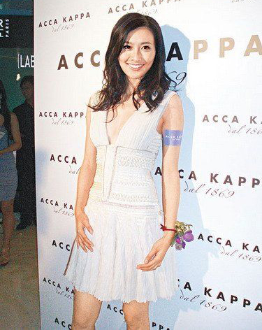 陈法拉以高挑性感的身材和出众的气质赢得了多次选美冠军后，便正式签约香港TVB出道，随后便开始了自己的演绎生涯。  