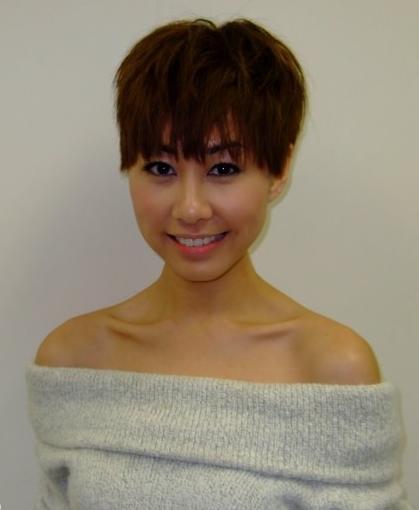 胡定欣的入行经历也是十分丰富， 1999年曾参加全球华人新秀歌唱，Tvb第三届Cover Girl 选举并获冠军 ，曾毕业于无线第十八期艺人训练班，2004年便成为签约为TVB合约艺员 。 