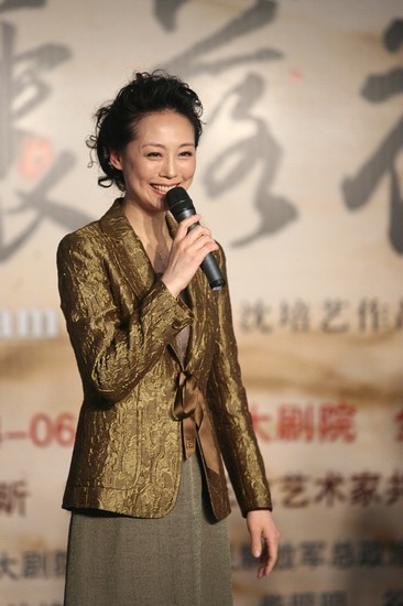 沈培艺毕业于北京舞蹈学院表演系，目前沈培艺在总政歌舞团和中戏舞剧系工作，她的代表作有《新婚别》、《俪人行》、《易安心事》、舞蹈诗《梦里落花》等。 