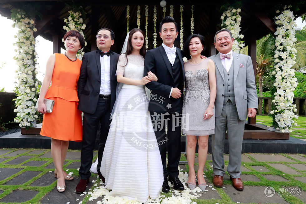 刘恺威和杨幂与家人的结婚照