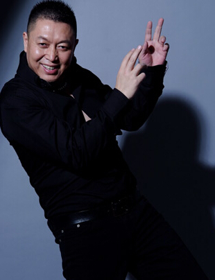 王为念1959年出生于山西太原,身高180cm,是一个电视导演兼节目策划
