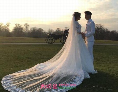 TVB花旦杨怡和罗仲谦在城堡前结婚。
