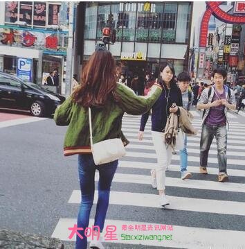 张在日本旅游时拍的照片。张和陈赫真的在一起了吗？
